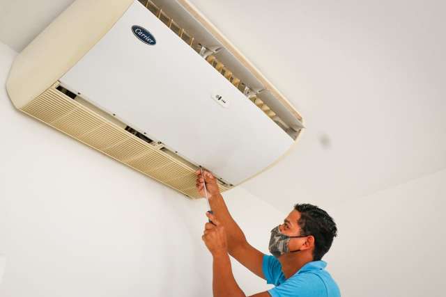 Instalador de ar-condicionado &eacute; &quot;artigo de luxo&quot;, com direito &agrave; fila de espera 