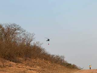 Helicópteros têm ajudado no combate na região. (Foto: Angelo Rabelo/IHP)