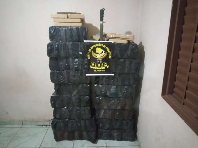 Policiais apreendem 400 quilos de maconha em dep&oacute;sito do tr&aacute;fico na fronteira 