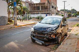Sem CNH, motorista invade preferencial, bate em caminhonete e causa capotagem