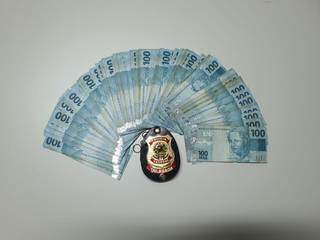Dinheiro apreendido na casa de investigado somou R$ 15 mil em notas de R$ 100 (Foto: Polícia Federal/Divulgação)