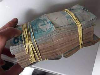 Dois s&atilde;o presos com R$ 34 mil do tr&aacute;fico de drogas escondidos em casa