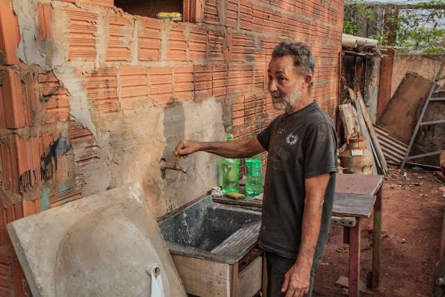 Racionamento j&aacute; &eacute; realidade de bairro em que &eacute; preciso buscar &aacute;gua em parentes