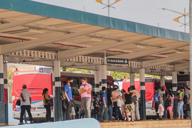 Com volta &agrave; rotina, quem usa &ocirc;nibus reclama da demora em dose dupla