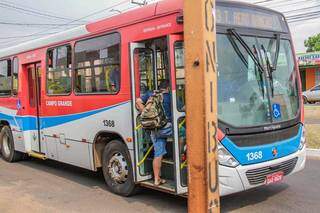Com volta à rotina, quem usa ônibus reclama da demora em dose dupla Com volta à rotina, quem usa ônibus reclama da demora em dose dupla