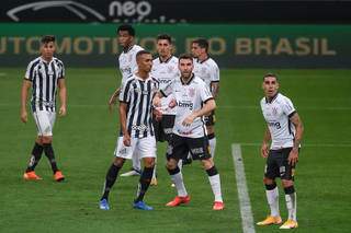 Boselli jogador do Corinthians disputa lance com Madson jogador do Santos durante partida no estádio Arena Corinthians pelo campeonato Brasileiro A 2020. (Foto: Estadão Conteúdo) 