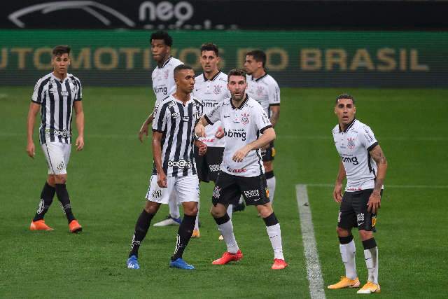 Desconfigurados, Corinthians e Santos fazem cl&aacute;ssico fraco e empatam em Itaquera