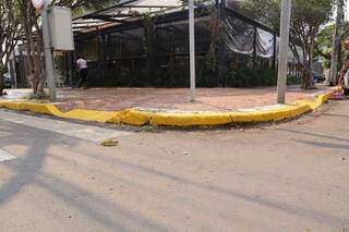 Meio fio da calçada do restaurante na Antonio Maria Coelho pintada errada. (Foto:Kisie Ainoã)