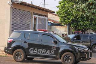 Garras cumpriu mandado de busca em uma das casas em nome do vereador, no Jardim Bonança. (Foto: Marcos Maluf)