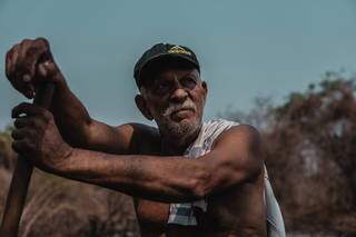 Seu Samuel, pescador, perdeu as chalanas para o fogo. (Foto: Nathalia do Valle)