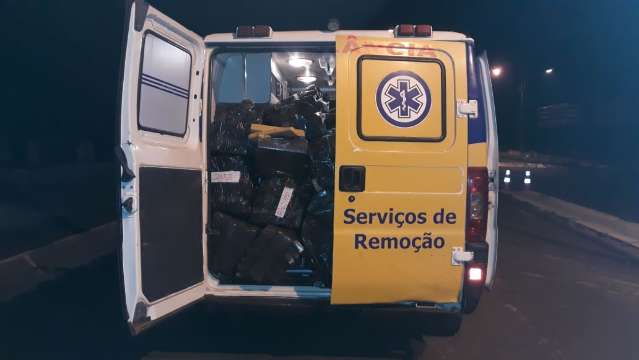 Com sirene ligada, dupla carregava 1,5 tonelada de maconha em ambul&acirc;ncia