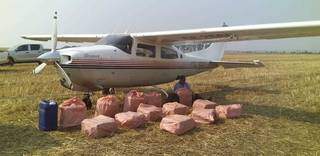 Os fardos de cocaína ao lado do avião e o piloto boliviano que foi preso (Foto: Divulgação)