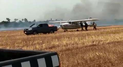 Vídeo mostra policiais rebocando avião para longe de fogo após pouso forçado 