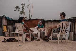 João durante conversa com alguns dos moradores. (Foto: Nathalia do Valle)