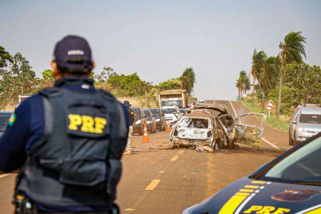 Fam&iacute;lia procura pol&iacute;cia e aguarda exames para identificar morto na BR-060
