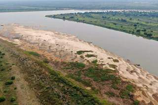 Imagem mostra bancos de areias às margens do rio Paraguai (Foto: Toninho Ruiz)