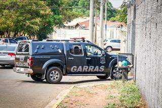Viatura chegando à sede do Garras após cumprimento de mandado (Foto: Henrique Kawaminami)