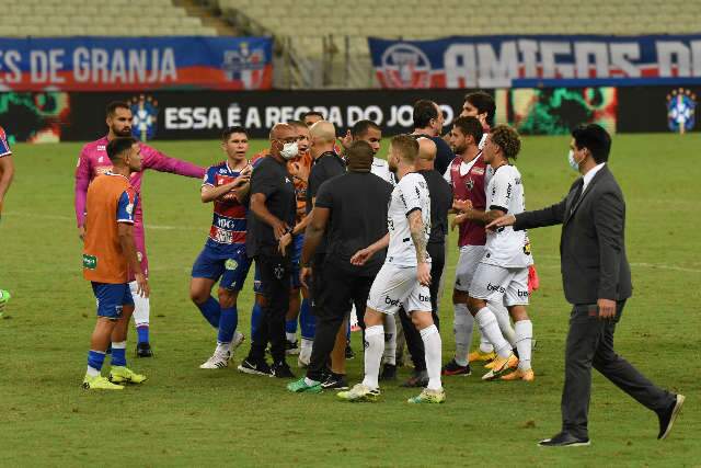 Com um a menos, Fortaleza segura o l&iacute;der Atl&eacute;tico-MG e vence em casa