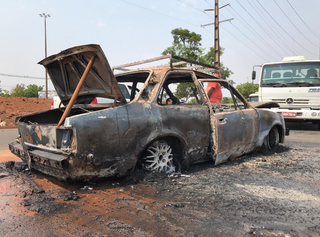 Carro foi destruído pelo fgo (Foto: Laiane Paixão) 