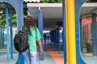Aluna entrando em escola antes da pandemia. (Foto: Henrique Kawaminami | Arquivo)