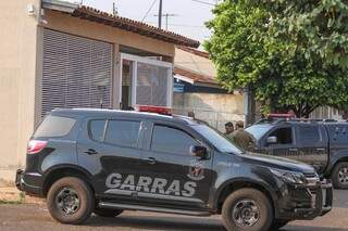 Equipe do Garras em endereço ligado ao vereador Ademir Santana, no Jardim Bonança (Foto: Marcos Maluf)