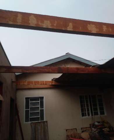 Temporal acaba com energia em 8 bairros, muro cai e casas s&atilde;o destelhadas