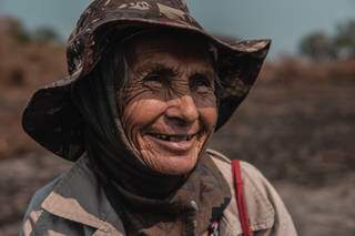 Apesar das queimadas, a mulher forte não desiste de ajudar sua comunidade. (Foto: Nathalia do Valle)