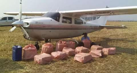 Paraguai apreende avião boliviano com 400 quilos de cocaína na fronteira