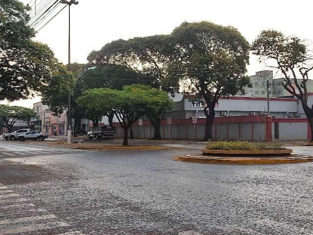 Depois de 15 dias de estiagem, garoa chega com vento e nuvem de poeira