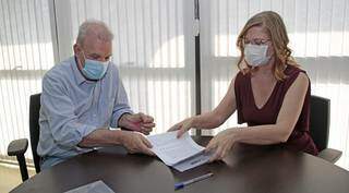 Geraldo Resende e a pesquisadora Ana Lúcia Lyrio durante a assinatura do termo de cooperação técnica. (Foto: Divulgação)