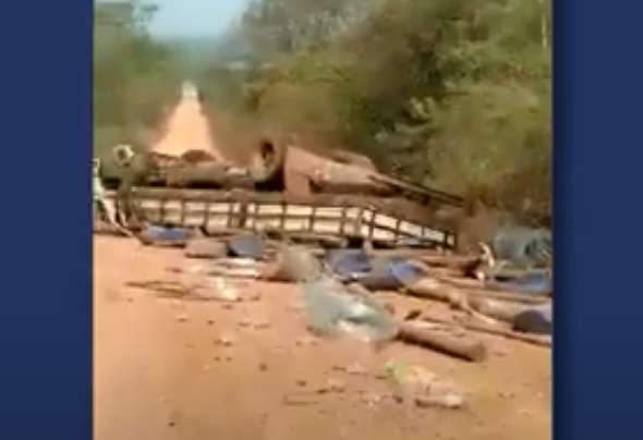  Caminh&atilde;o com arame e madeira tomba e mata duas pessoas na MS-243