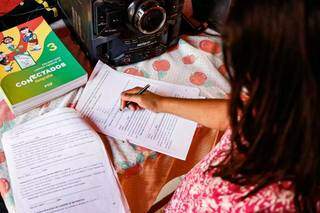 Caderno de atividades era entregue na escola para ser preenchido em casa. (Foto: Arquivo/Henrique Kawaminami)
