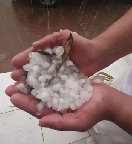 Temporal tem granizo e ventos de 44 km/h que provocam estragos na Capital