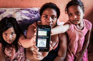 Com apenas um celular, Fabíula criou escala de estudo para as filhas de 8 e 9 anos (Foto: Arquivo/Hnerique Kawaminami)