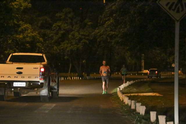No Parque dos Poderes, corredores se arriscam dividindo asfalto com os carros