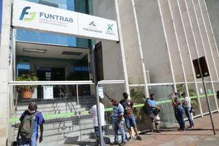 Trabalhadores em busca de atendimento na sede da Funtrab (Foto: arquivo / Campo Grande News)