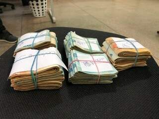Dinheiro encontrado no forro de residência totalizou R$ 35 mil (Foto: Divulgação/PCMS)