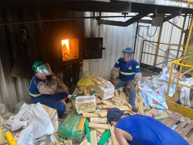 Com apreens&otilde;es recordes, pol&iacute;cia faz oitava incinera&ccedil;&atilde;o de drogas no ano