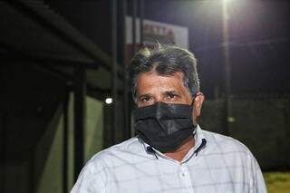 O vereador Ademir Santana (PSDB) na saída do interrogatório nesta tarde no Garras, em Campo Grande. (Foto: Kísie Ainoã)
