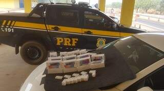 Dupla vai parar na PF ap&oacute;s ser flagrada com celulares e comprimidos na BR-163