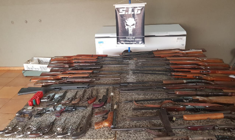 Furto de celular leva pol&iacute;cia a prender homem com 44 armas 