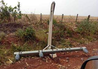Um dos postes caídos na estrada de terra em Terenos. (Foto: Silvia Alves | Direto das Ruas)