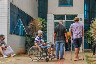 Na espera do INSS, n&atilde;o h&aacute; gentileza para &quot;clientela&quot; de fraturados e doentes 