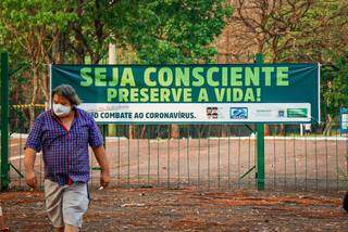 Homem caminha em frente ao Parque das Nações Indígenas, em Campo Grande (Foto: Henrique Kawaminami)