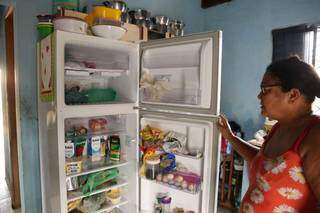 Dona Maria Aparecida Ferreira mora no Los Angeles e sente muito por itens perdidos que estavam na geladeira (Foto: Kísie Ainoã)
