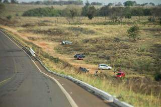 Da rodovia estadual, é possível ver os carros estacionados de quem curtia o Barra Mansa em plena semana (Foto: Marcos Maluf)
