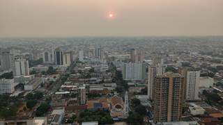 Campo Grande encoberta pela fumaça dificulta visão de pôr-do-sol. (Foto: Direto das Ruas / Gláucio Gil Neves)