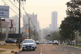 Fumaça escondendo prédios vista dos Altos da Avenida Afonso Pena. (Foto: Kísie Ainoã)