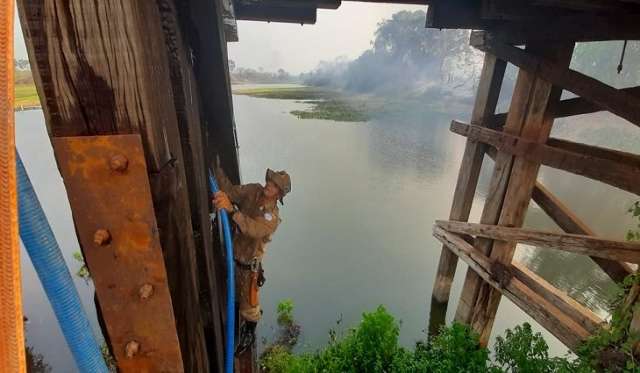 Pescadores ajudam bombeiros a evitar que fogo destru&iacute;sse ponte na Estrada Parque