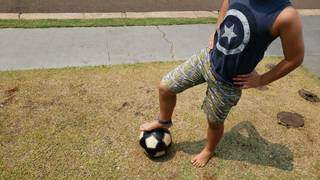 Menino brinca com a bola no quintal de casa. (Foto: Paulo Francis)